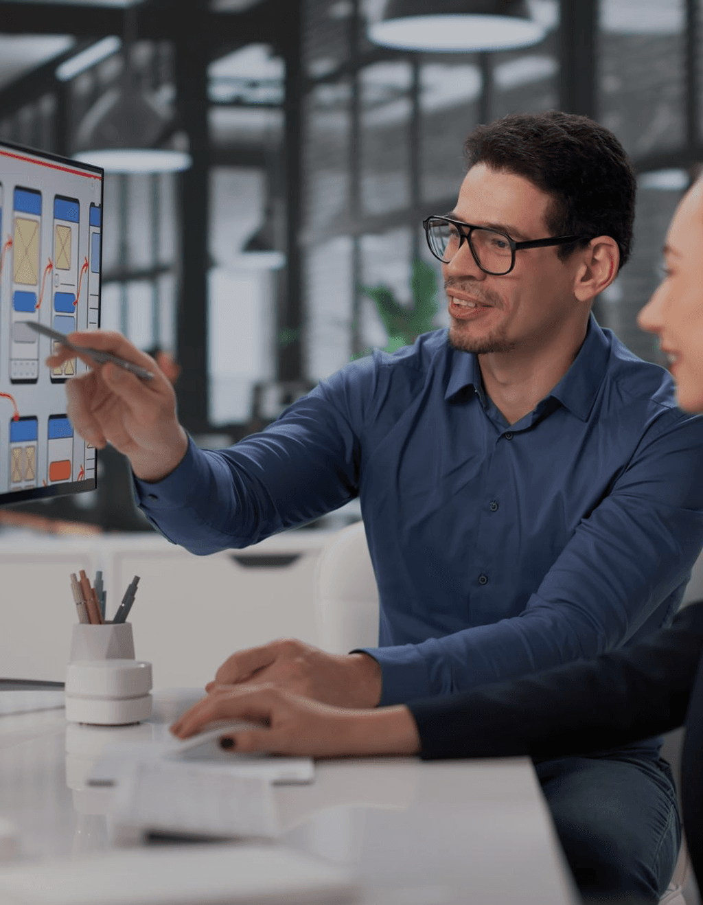 Profissional apresentando fluxos de interface em uma reunião de produto